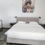 Helen's 11 Boutique 3*