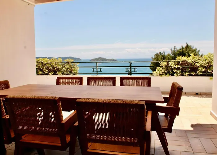 Helen's 11 Boutique Апарт-отель Ахладиес